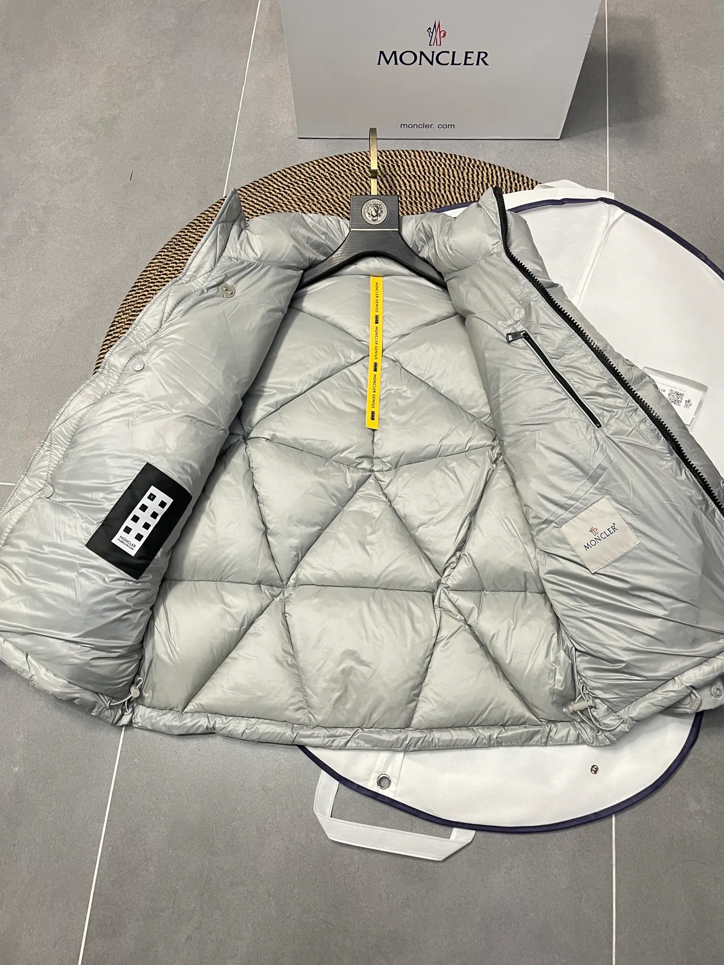 Moncler Pharrell Williams Series。 90 Moncler Genius ， Oak ， ， ， 。 ， 。 LOGO ， 。 Versatile ， ， 。 Size：1-5